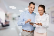 hombre y mujer obteniendo información de una tableta